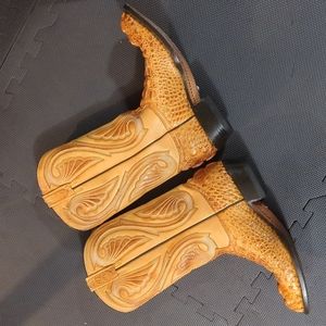 Slightly Used Botas Jaca